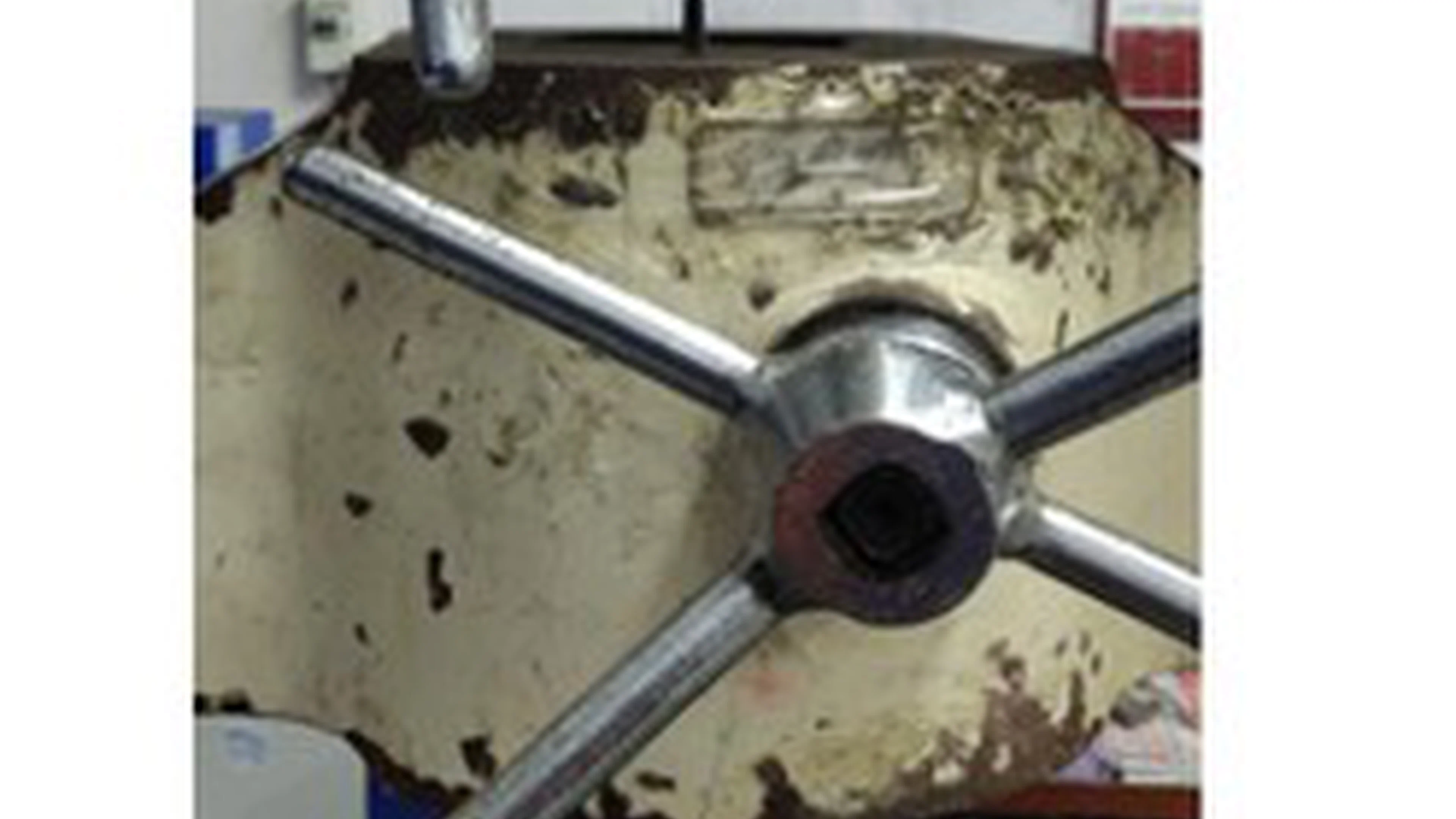 Metal tensile testing machine