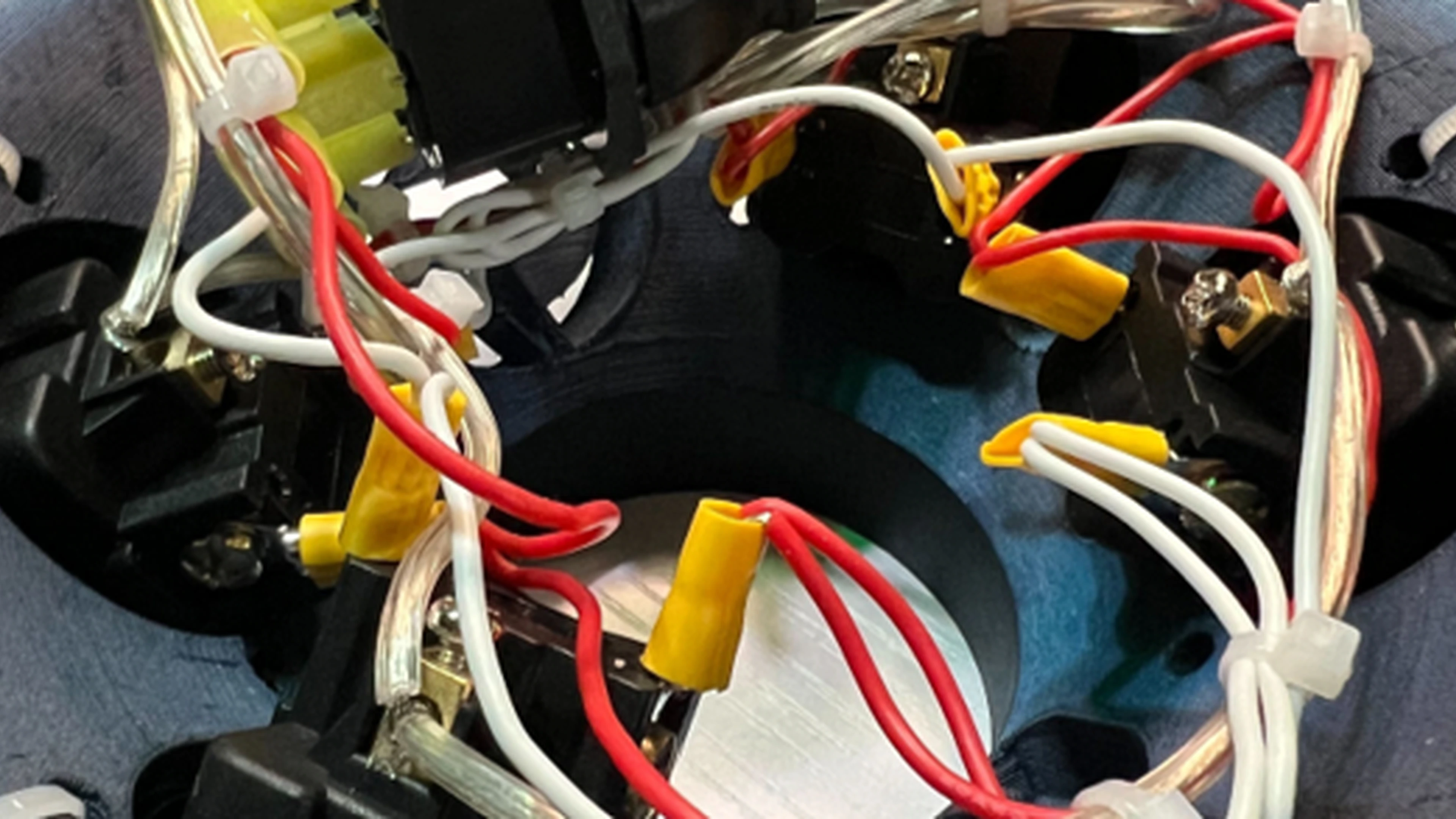 Poolular internal wiring and electronics